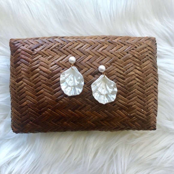 3/$30 SHELL Shaped Faux Pearl Iridescent Dangle Earrings - Picture 7 of 10